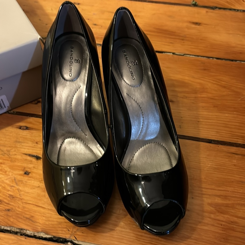 Bandolino Rainaa patent leather peep-toe pumps. Size 7M in original box